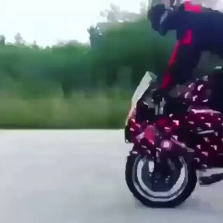 Un gros stoppie  en Suzuki gsxr