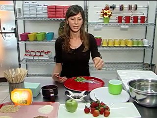 Combine las delicias de la manzana y las fresas en un centro de mesa