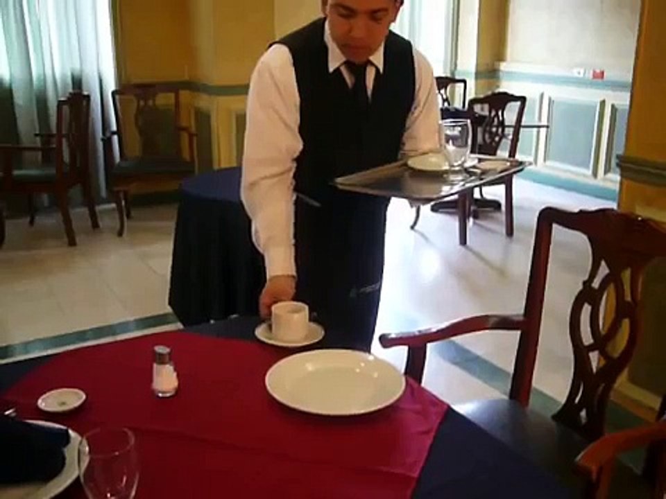 montaje de mesa para un desayuno americano