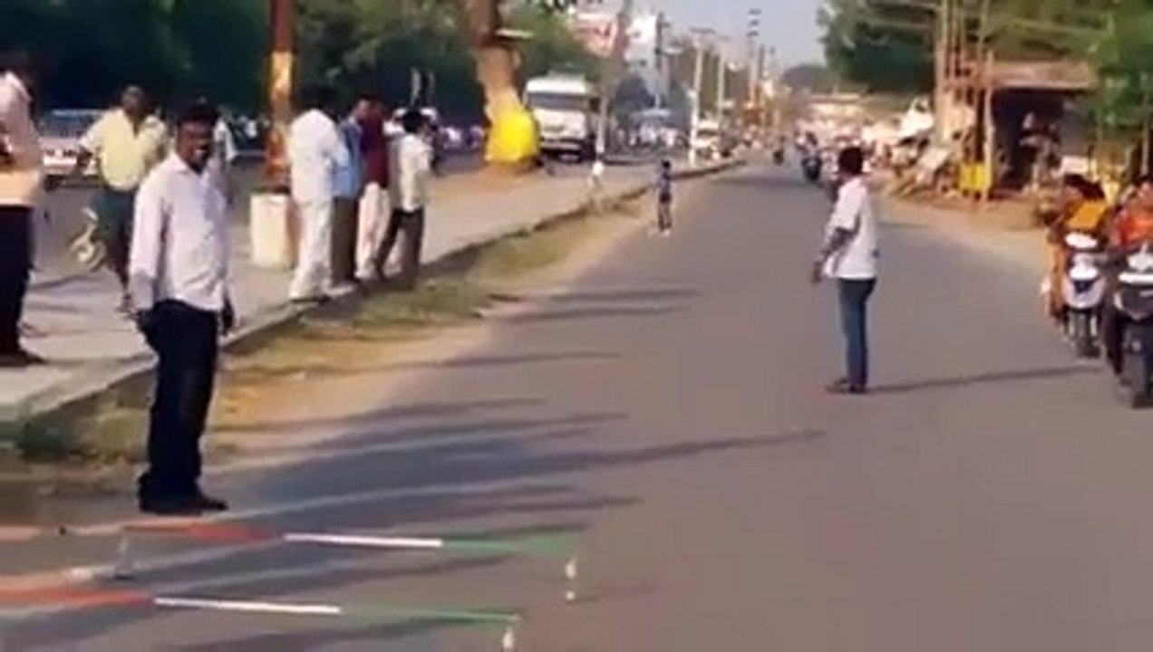 Bacha ka talent check kren kis trha asani sa pipes k nicha sa guzr jata ha