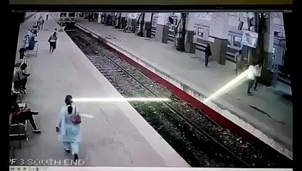 بھارت کے شہر ممبئی میں لوکل ٹرین چلتے چلتے پلیٹ فارم پر چڑھ گئی