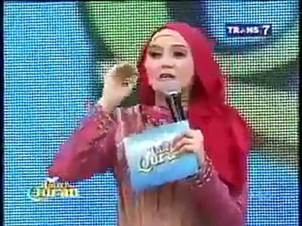 طفلة ماليزية تقرأ القرآن الكريم بصوت رائع جداً، وتترجم معاني الكلمات بلغة الإشارة في نفس الوقت.