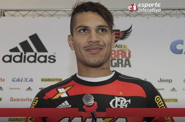 Jogando com a galera? Na chegada, Guerrero exalta torcida do Flamengo como a melhor do mundo
