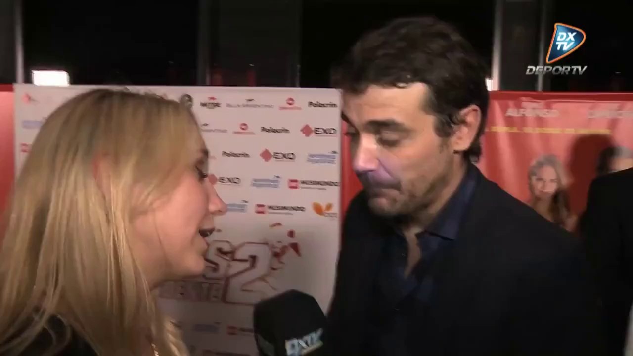 Pedro nota con Mona en la Avant Premiere de SxA 2