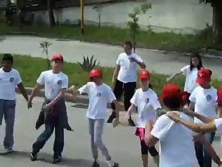 una zia che sta a forlì al campo estivo palmese 2010.AVI