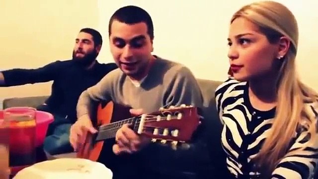 Девушка нереально круто поет