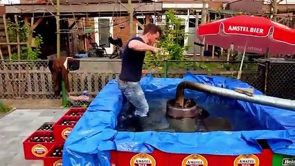 Un jacuzzi fait avec des packs de bière et chauffé avec un tonneau !