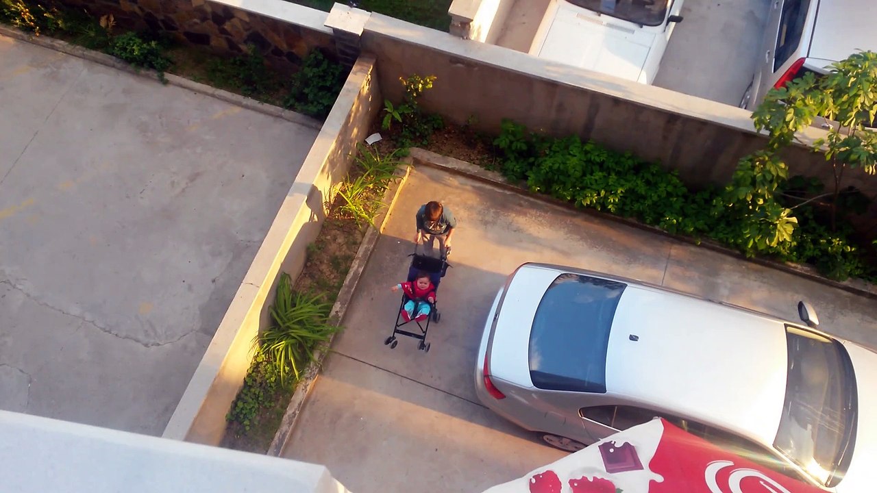 Zeynep Betül Balkonda babayı görüyor 20150511