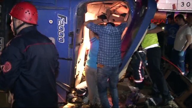 Ümraniye'de hafriyat kamyonu devrildi: 1 yaralı