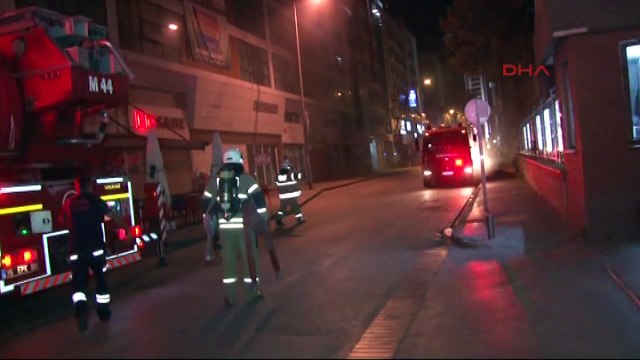 Binasının yanışını ezan okuyarak izledi