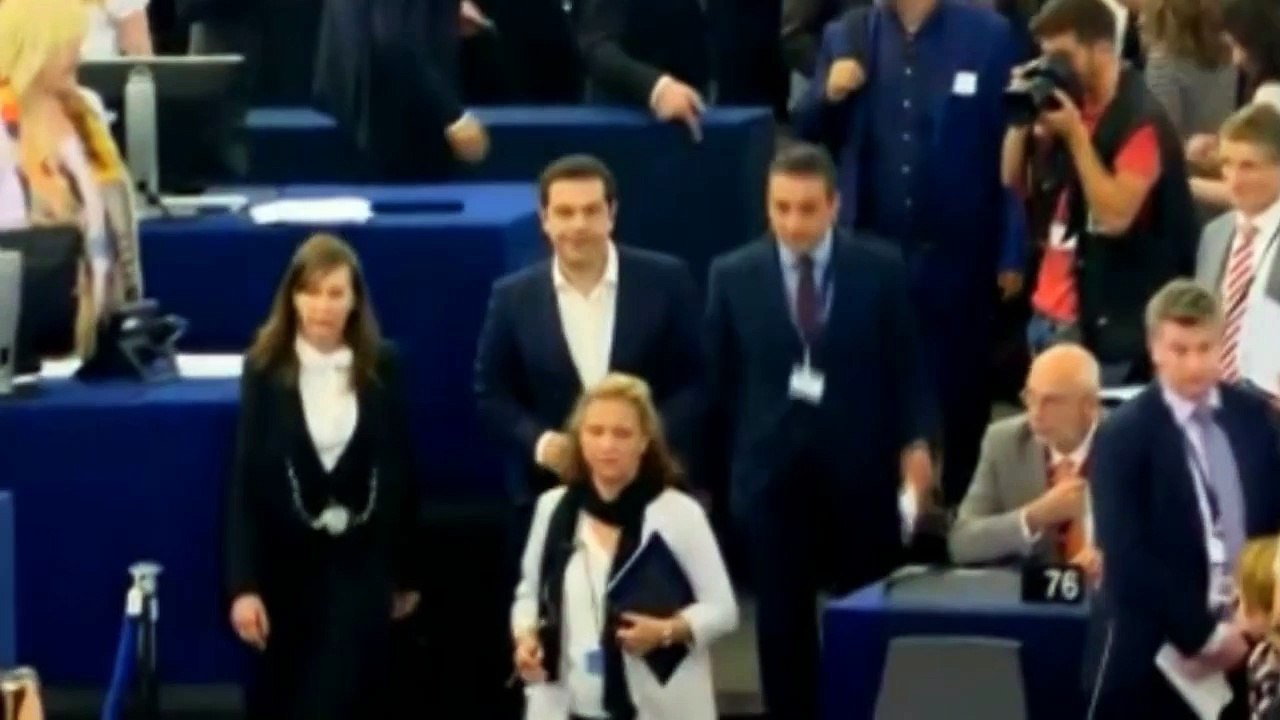 Grèce : Tsipras sous les applaudissements et les huées des eurodéputés