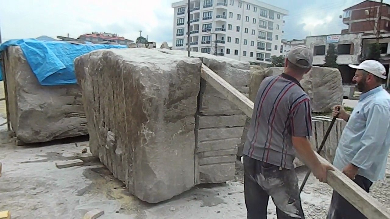 şadırvan için granitleri yarıyoruz.