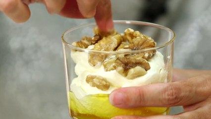 Postre de yogurt con queso mascarpone y nueces