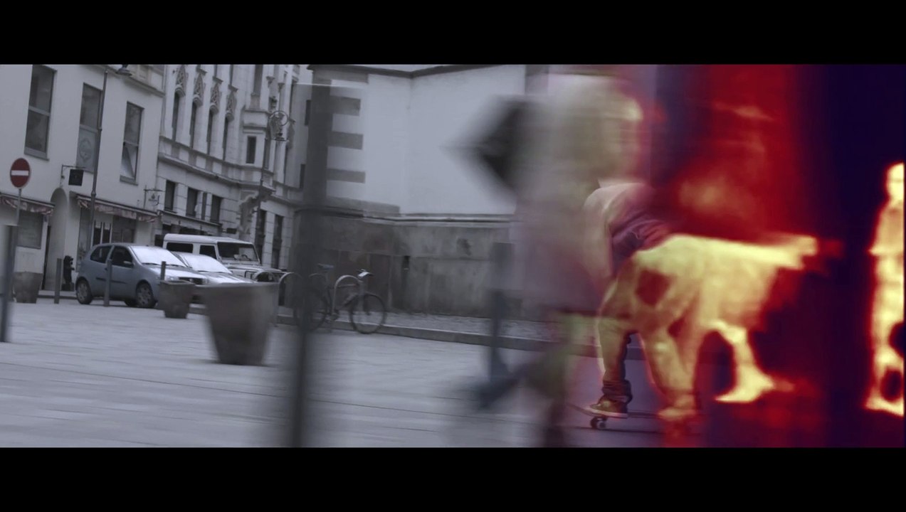 Un skateur dans une forêt infestée de loups filmé avec une caméra thermique