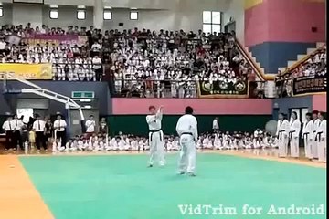 개그맨 이수근 태권도 5단 심사보는 모습 발차기