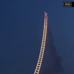 Feu d'artifice en mode Stairway to heaven - Une échelle dans le ciel