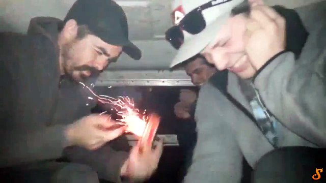 Arabanın İçinde Havai Fişek Patlatan Adamlar