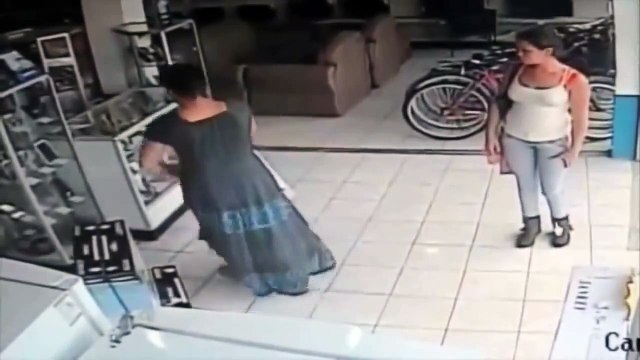 Mujer Roba Televisor Entre Las Piernas ¡En 13 segundos! - Mujer roba televisor plasma bajo su falda