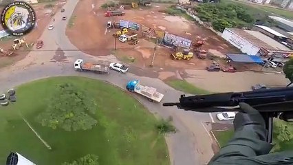 Un policier tire sur un fuyard depuis un hélicoptère