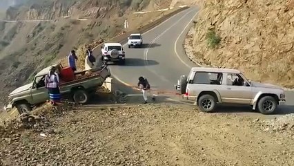 عملية سحب تويوتا شاص عالقة تنتهي بتحطمها