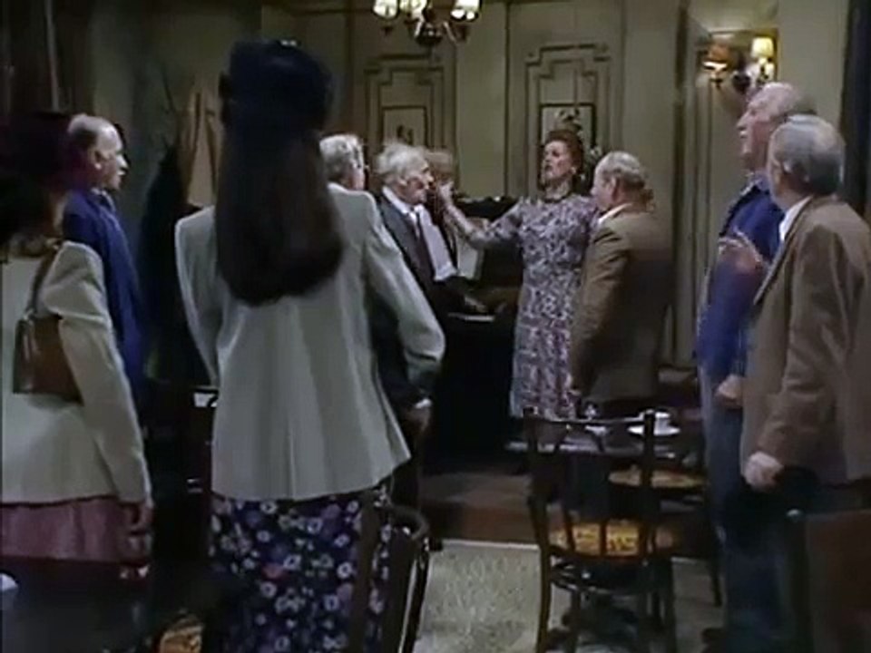 'Allo 'Allo! - La Marseillaise vs. Das Deutschlandlied