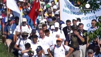 Multitudinaria marcha hacia Srebrenica por la matanza de 8.000 hombres en la guerra de Bosnia