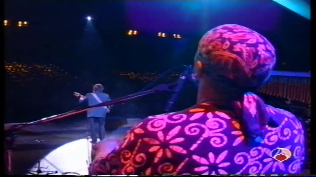 Joan Manuel Serrat - "Tu nombre me sabe a yerba" (minuto 02:07 fan besa a Serrat) HD