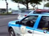 Bandidos furam blitz policial no Rio de Janeiro