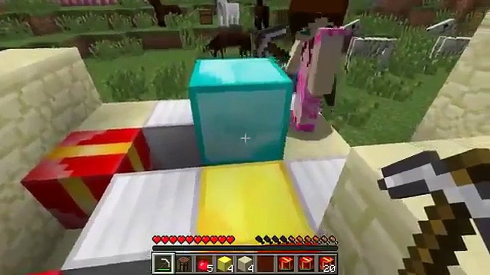 ⁣Pat and Jen Minecraft: DINOSAURS TROLLING GAMES - Lucky Block Mod - Modded Mini-Game