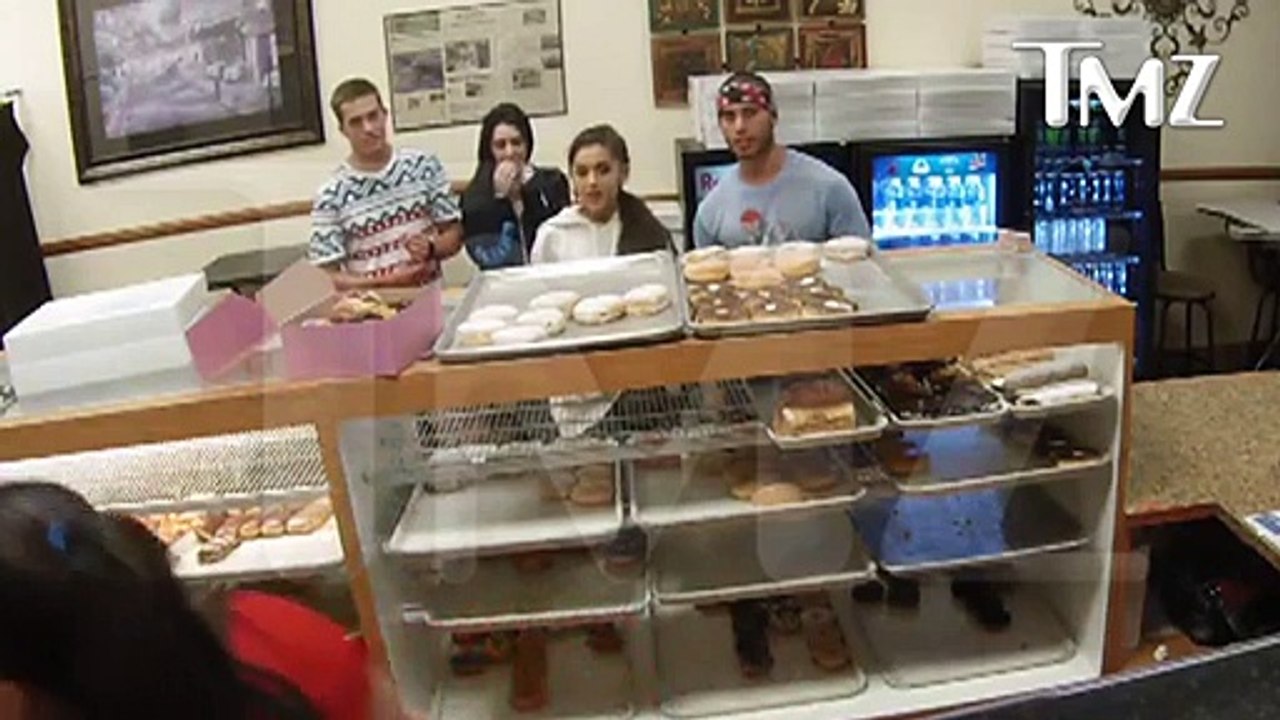 Ariana Grande lèche des donuts dans un magasin et insulte l'amérique - Les fans sont choqués