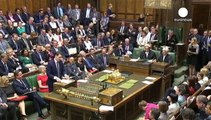 Britische Regierung kündigt Steuersenkungen und Kürzungen bei Sozialleistungen an