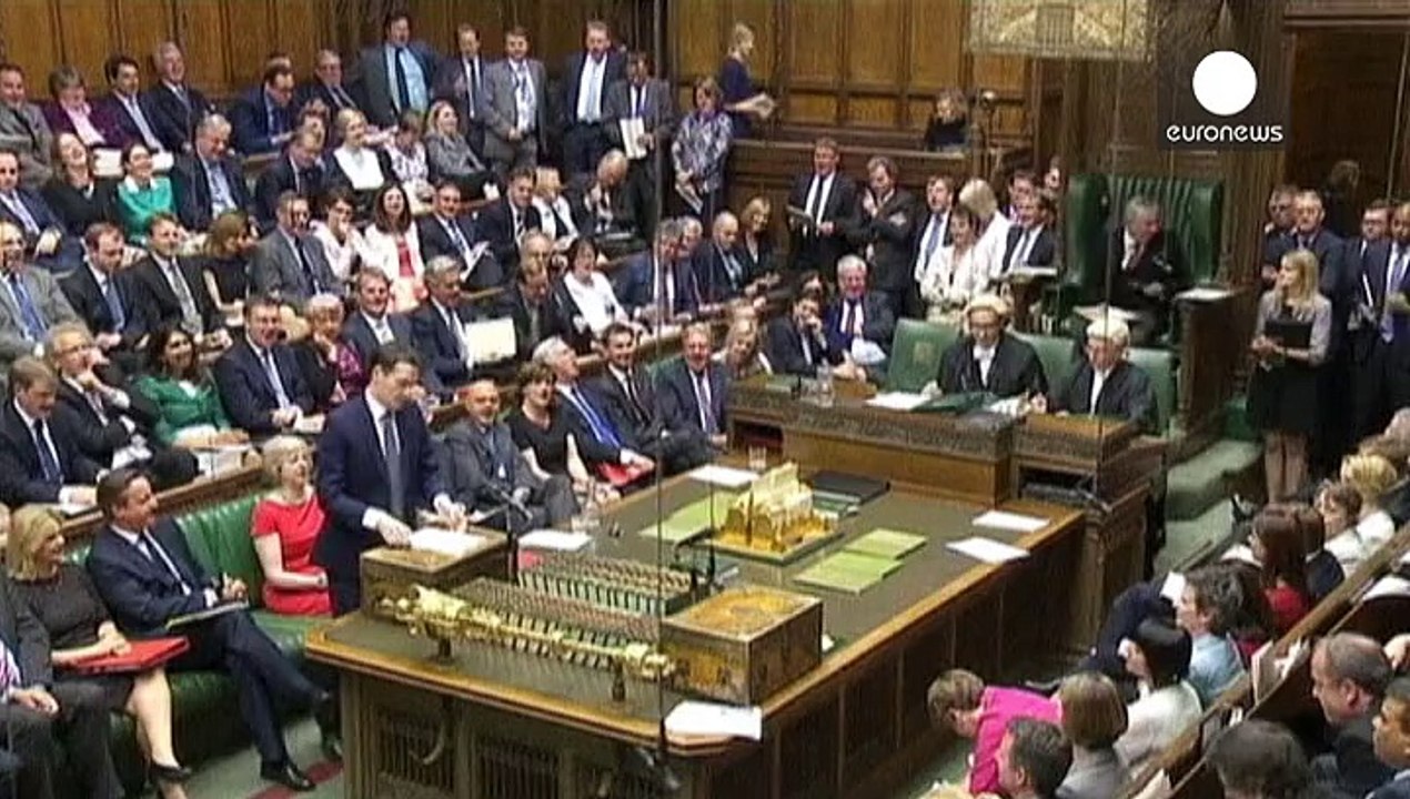 Britische Regierung kündigt Steuersenkungen und Kürzungen bei Sozialleistungen an