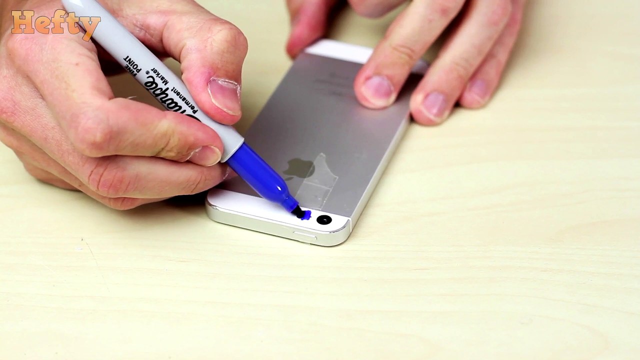 Transformez le flash de votre Iphone en machine à rayons UV avec du scotch