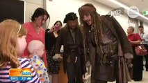Johnny Depp se veste de Jack Sparrow e visita crianças doentes