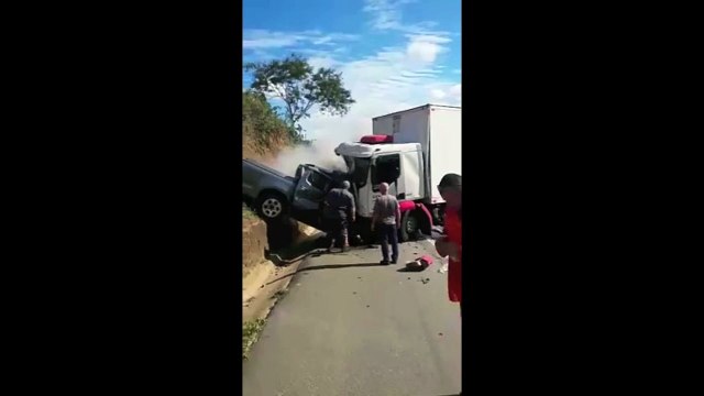 Veículos explodem após colisão na BR 101, em Aracruz