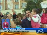 El papa Francisco compartió con niños y ancianos en su visita a Ecuador