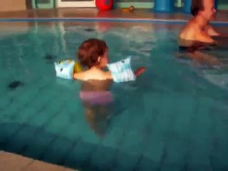 Little girl (1yr) A alone in swimmingpool / Bebe singura in piscina / allein im Schwimmbecken