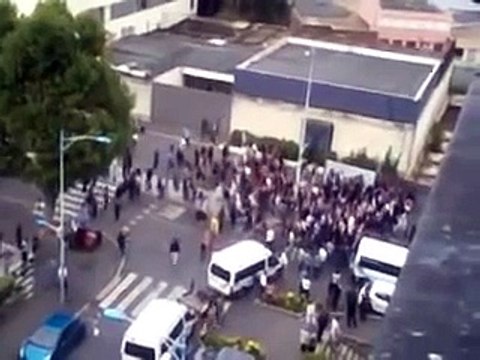 Les juifs défendant la position devant la grande synagogue de Sarcelles en chantant La Marseillaise