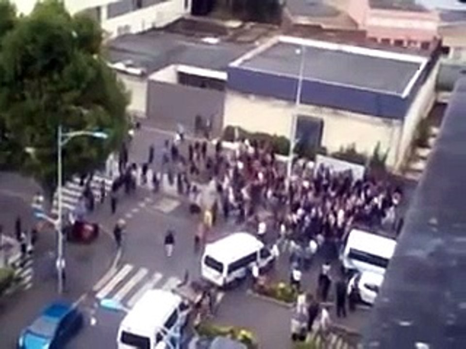 Les juifs défendant la position devant la grande synagogue de Sarcelles en chantant La Marseillaise