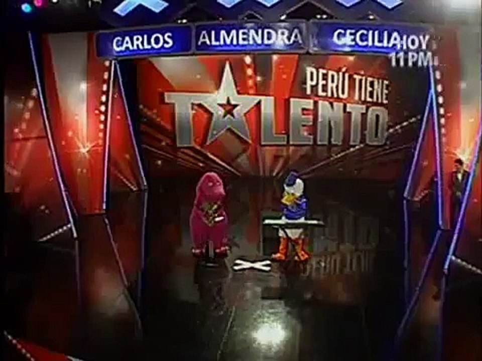 Perú Tiene Talento: El pato Donald y Barney presentaron un mix de géneros musicales (29/09/2012)