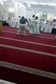 ضرب شخص يدخل مسجداً ويدعي أنه المهدي المنتظر مما جعل بعض المصلين يقطعون صلاتهم.