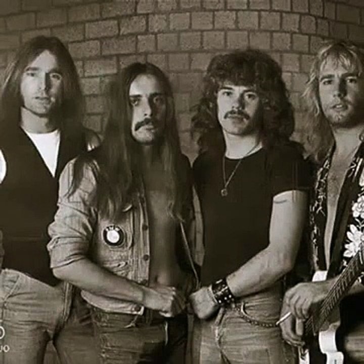 Paper plane(Status quo)