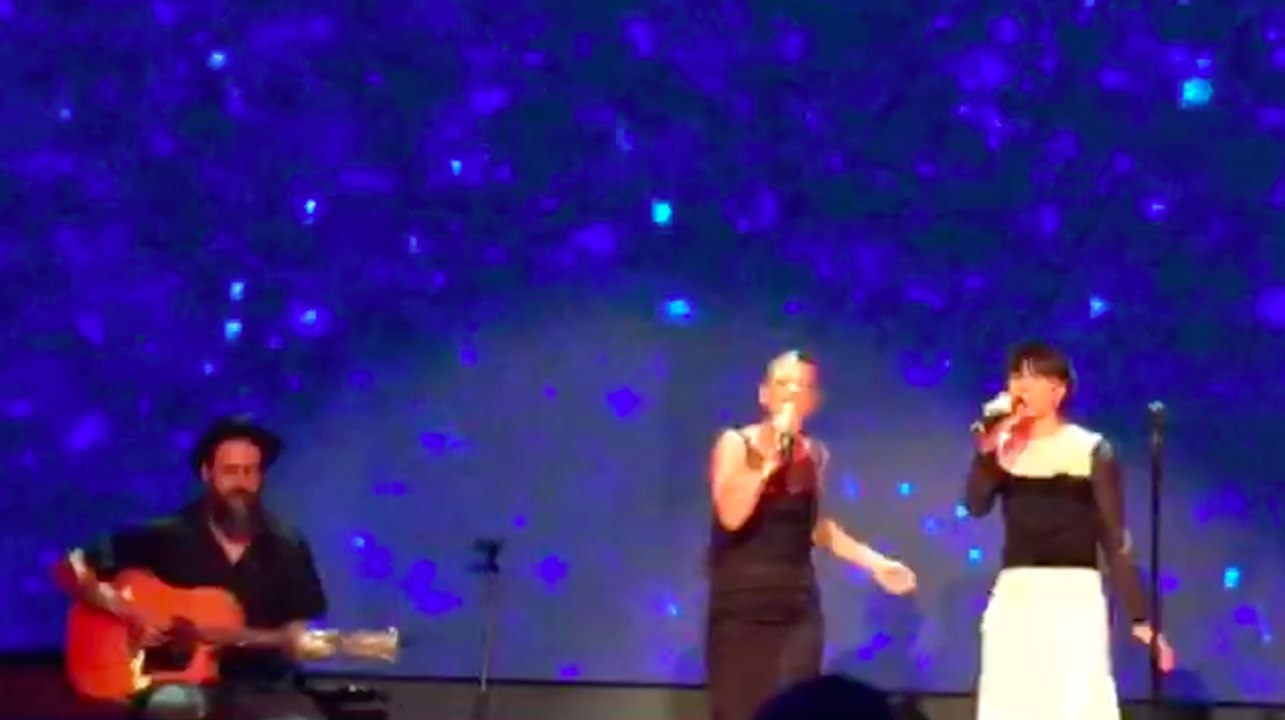 "Amami" è una delle canzoni di Emma che mi piace di più... Guardate con chi l'ha cantata durante la serata di presentazione dei palinsesti Mediaset... Un duetto meraviglioso!