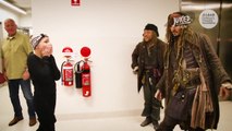 Johnny Depp déguisé en Jack Sparrow rend visite aux enfants malades d'un hôpital