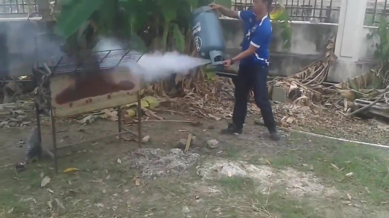 Un cinglé allume son barbecue avec une bouteille de gaz