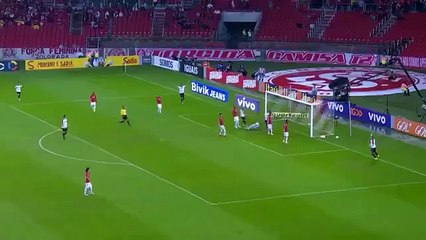 Paolo Guerrero: esto dijo defensa rival sobre el peruano