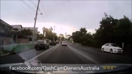 Van driver crashes into car at traffic lights - Sydney
