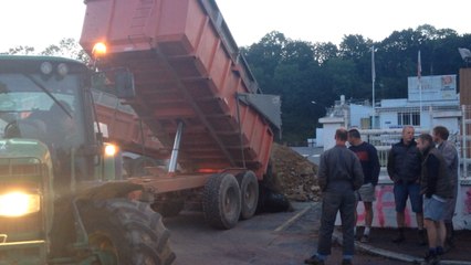 Action des agriculteurs devant les laiteries