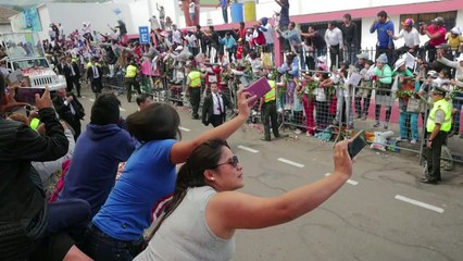 Locura por selfies con el Papa Francisco [VIDEO]