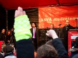 Jesse Klaver spreekt namens GroenLinks op de Dam tijdens studentenprotest 10.12